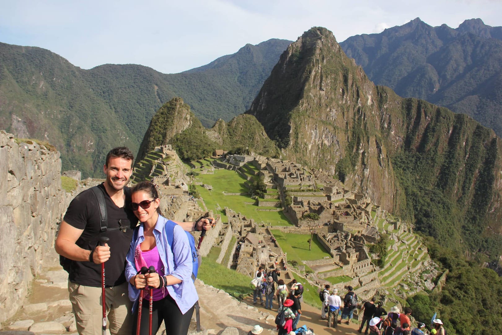 Radreise Peru Inca Trail - Paar vor der traumhaften Kulisse von Machu Picchu