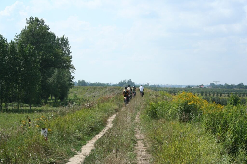 Radreise Polen von Krakau nach Warschau - Radgruppe auf einem Damm