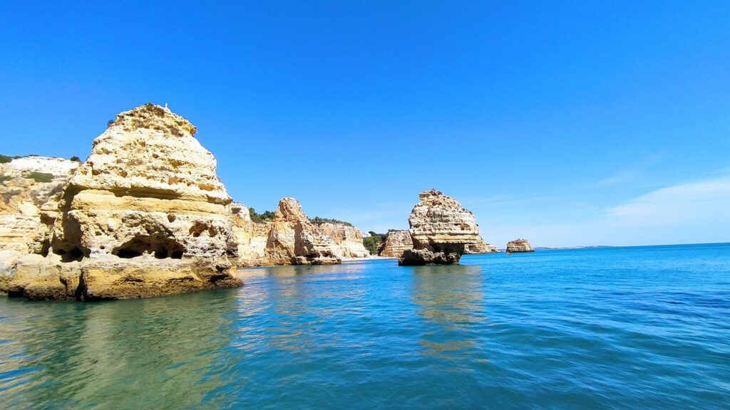 Radreise Portugal Algarve - Felsformationen im Meer
