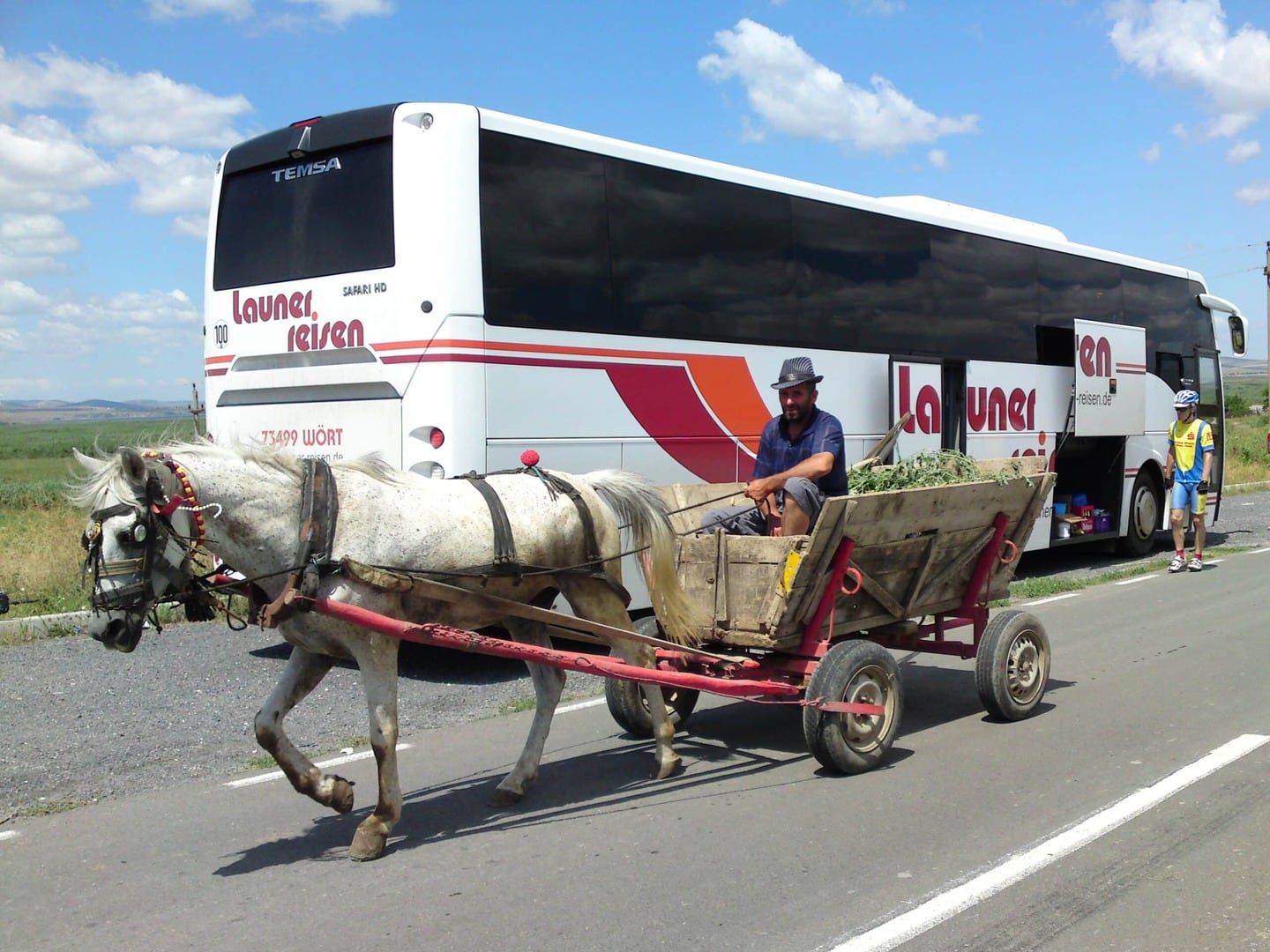 Rennradreise Rumänien Karpaten, einer der vielen Pferdekarren passiert den am Straßenrand abgestellten Launer-Bus