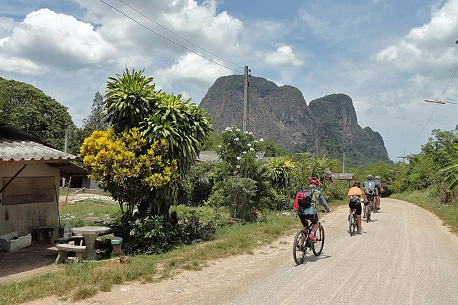 Radreise Thailand Süden - Radlergruppe im Hintergrund Berge