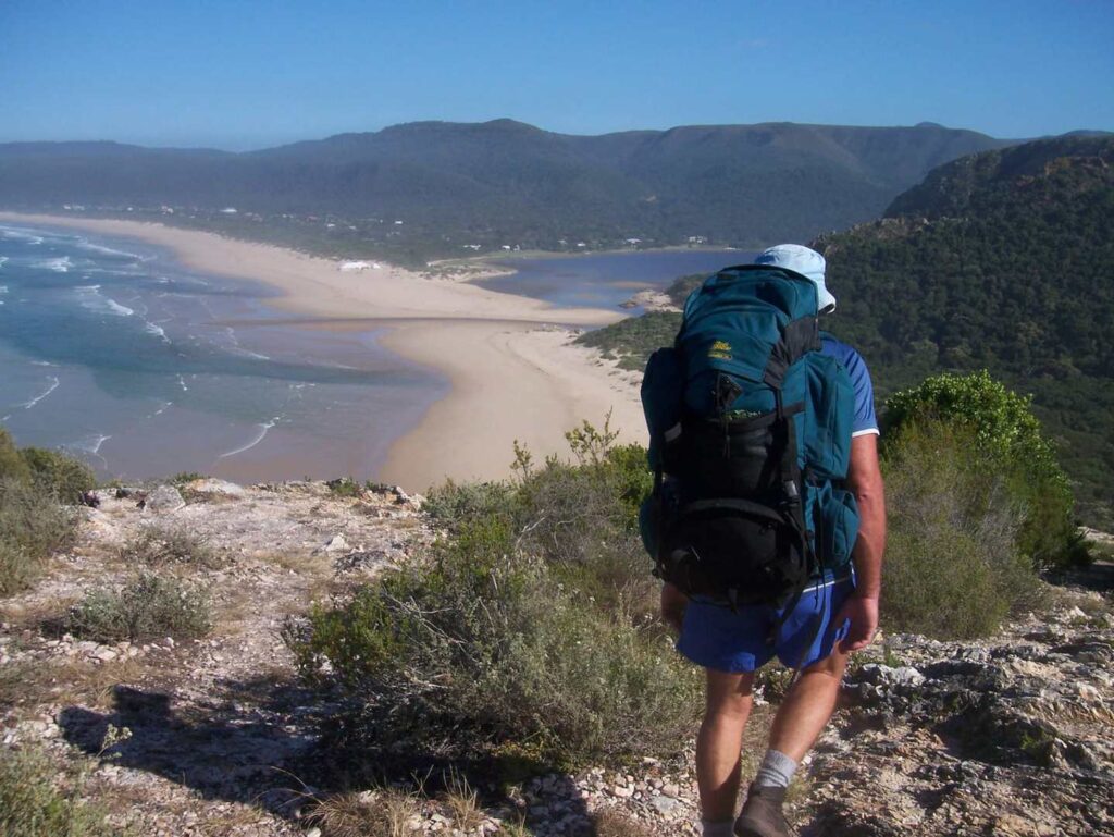 Wanderreise Südafrika - Wanderer blickt auf Meer und Strand