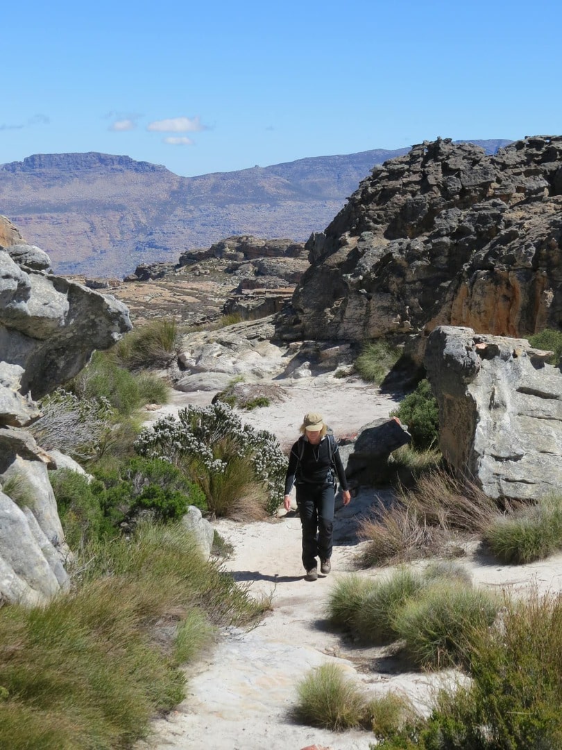 Wanderreise Südafrika von Kapstadt nach Windhoek - Wanderer auf felsigem Wanderweg