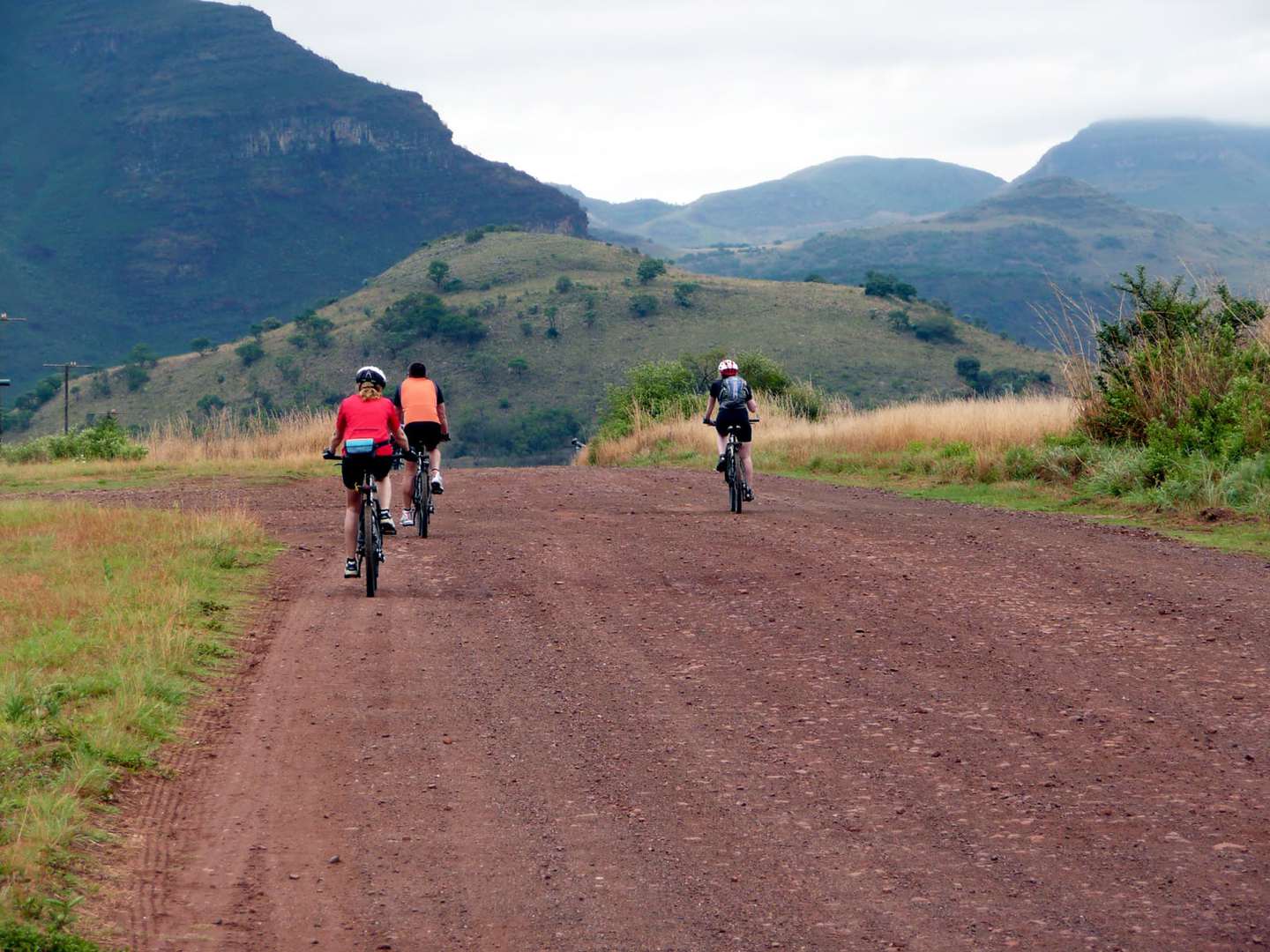Radreise Südafrika Swasiland - Radler auf unbefestigter Straße umgeben von Hügeln