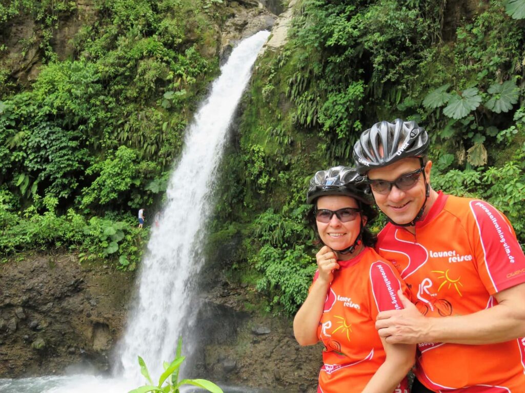 Radreise Costa Rica Aktivreise Wasserfall und Radfahrer