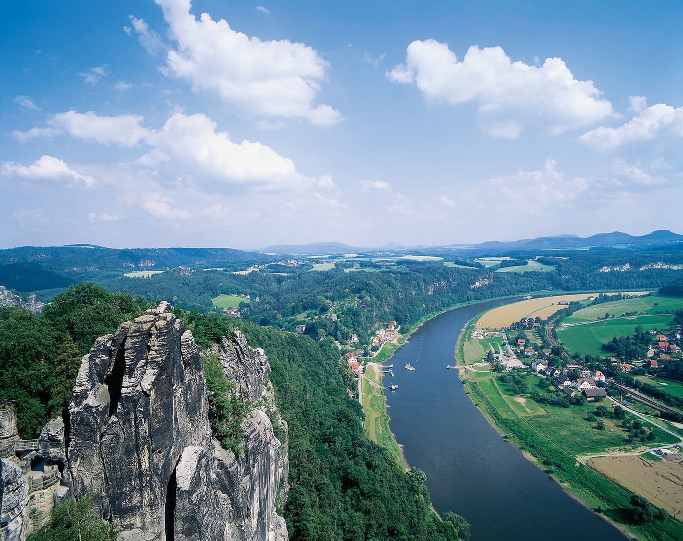 Radreise Deutschland Dresden-Dessau Elbsandsteingebirge Blick von der Bastei auf die Elbe bei Rathen