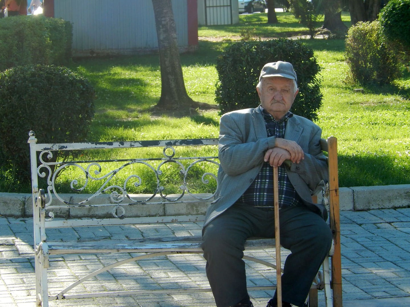 Radreise Griechenland Nordgriechenland - älterer Herr auf einer Bank