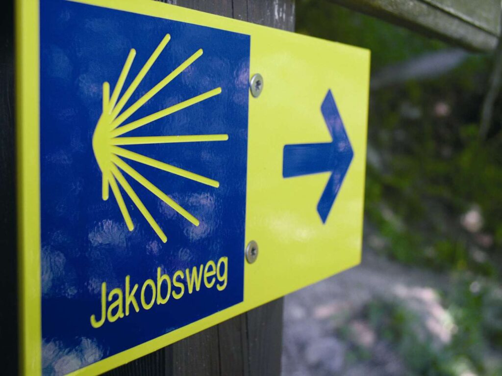 Wanderreise Österreich Jakobsweg - Schild Jakobsweg Jakobsmuschel