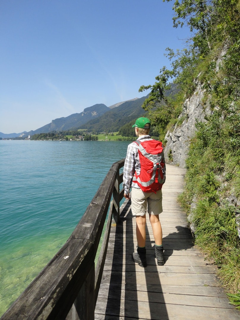 Wanderreise Österreich Salzkammergut - Wolfgangsee Wanderer auf Bürglsteig