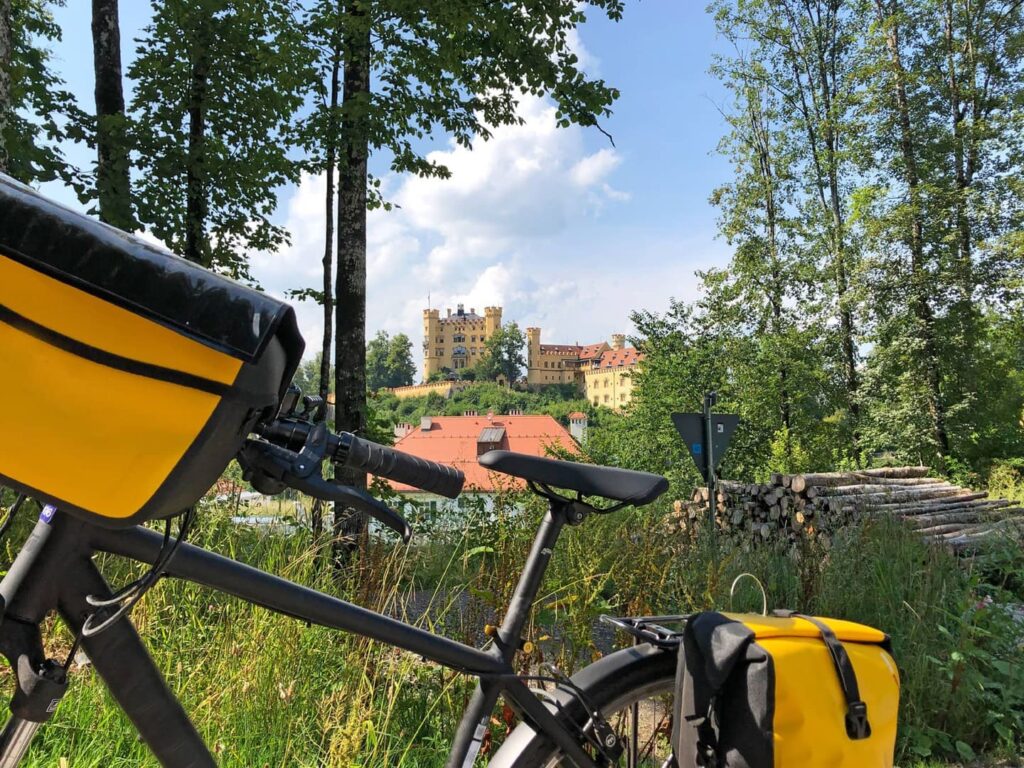 Radreise Deutschland Allgäuer Seen Blick auf Schloss Hohenschwangau Füssen mit Fahrrad