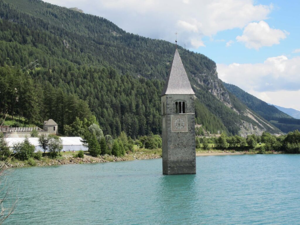 Radreise Deutschland Österreich Italien Via Claudia Augusta, Kirchturm der "versunkenen" Kirche von Graun aus dem Reschensee ragend