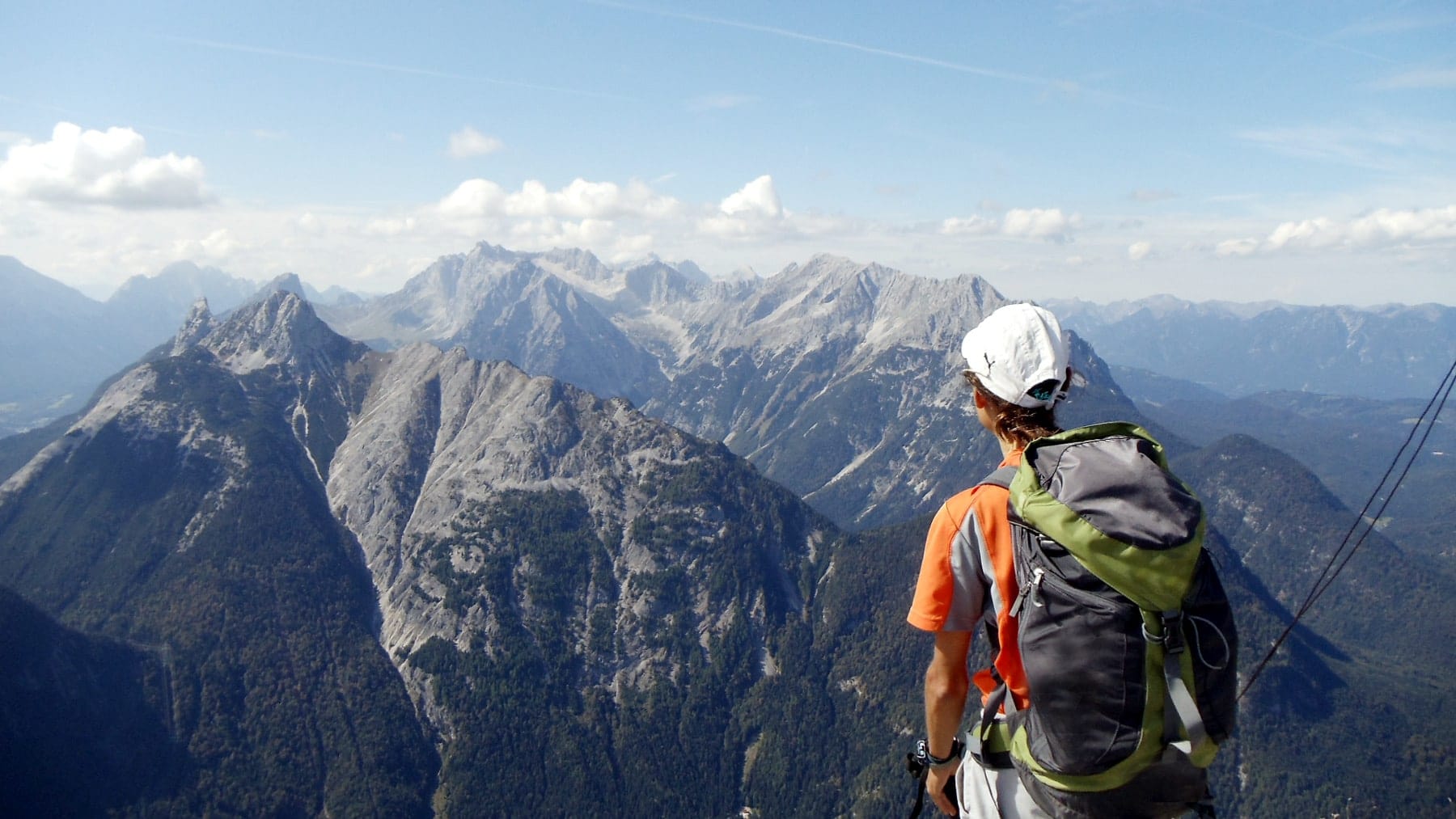Wanderreise Deutschland Garmisch Innsbruck Blick Wanderin über die Bergspitzen