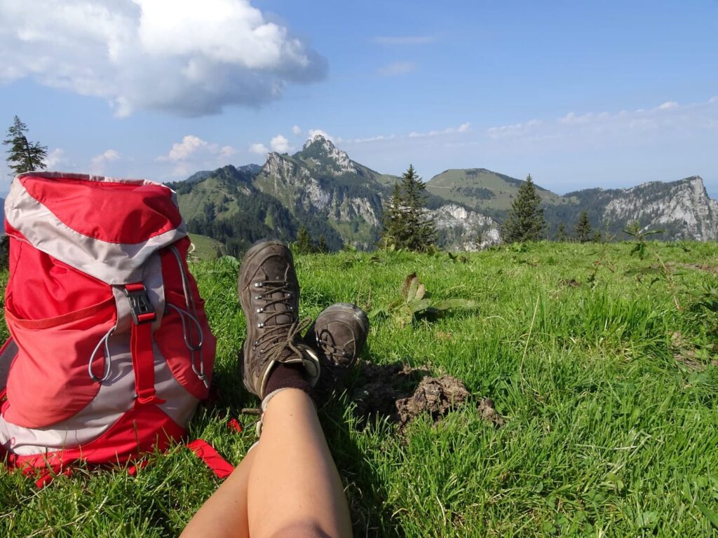 Wanderreise Deutschland Königsee zum Chiemsee - Wanderer mit Blick auf Kampenwand