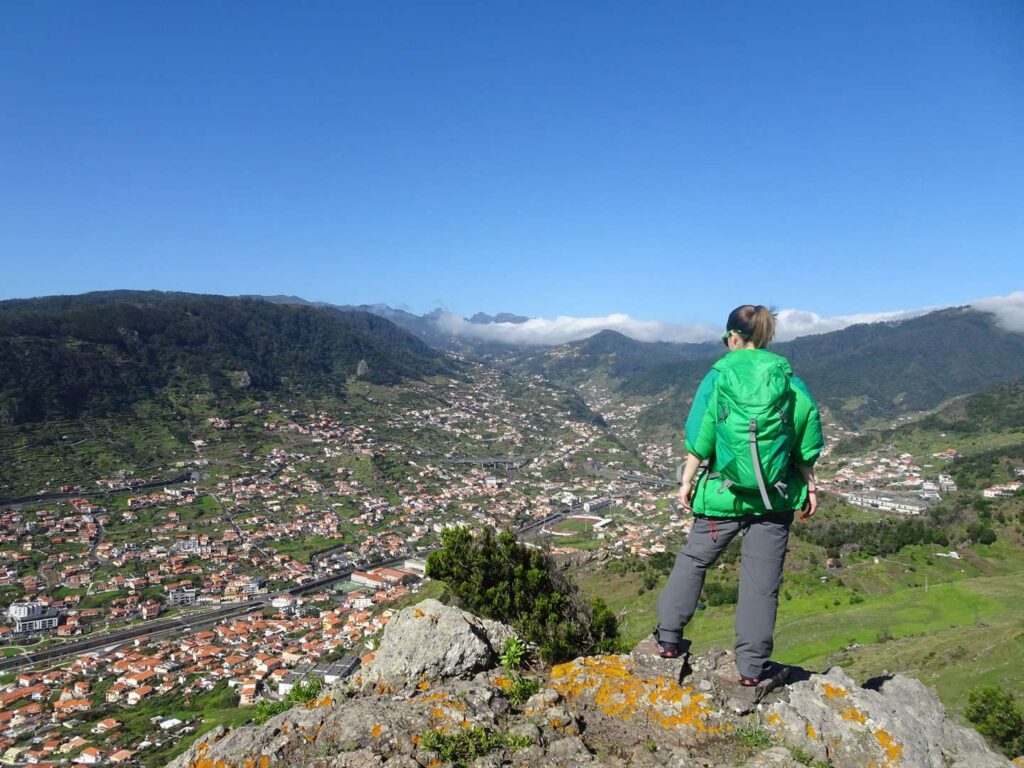 Wanderreise Portugal Madeira - Wanderin Blick auf Machico