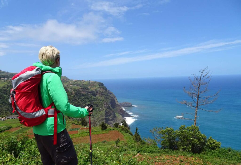 Wanderreise Portugal Madeira - Wanderin blickt auf Küste