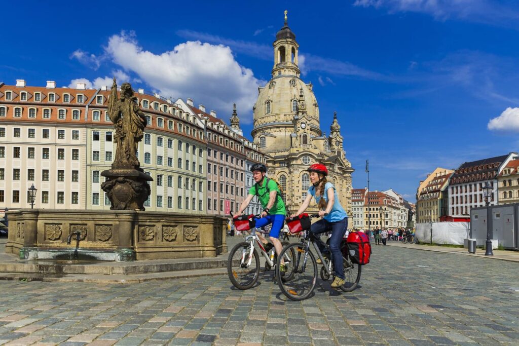 Radreise Deutschland Dresden Radler bei Frauenkirche Dresden
