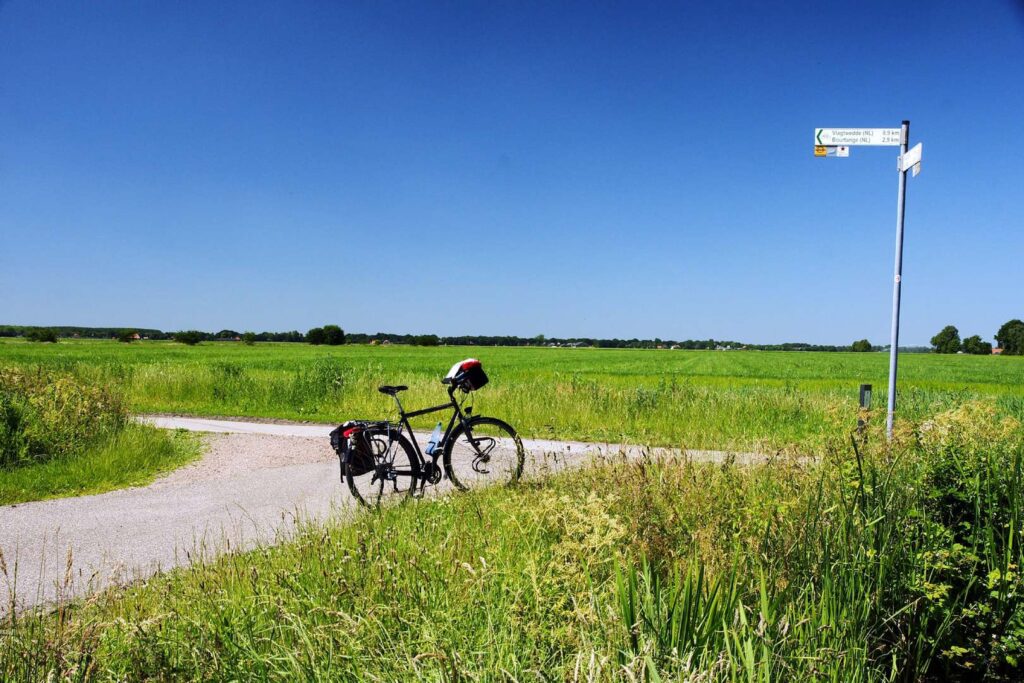 Radreise Deutschland Radreise Ems-Radweg Fahrrad auf Radweg