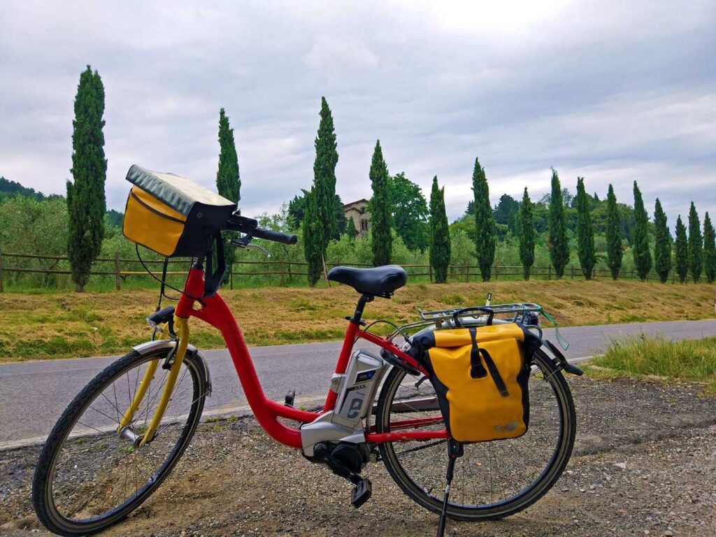 Radreise Italien Florenz nach Rom - Pause mit dem Ebike am Straßenrand