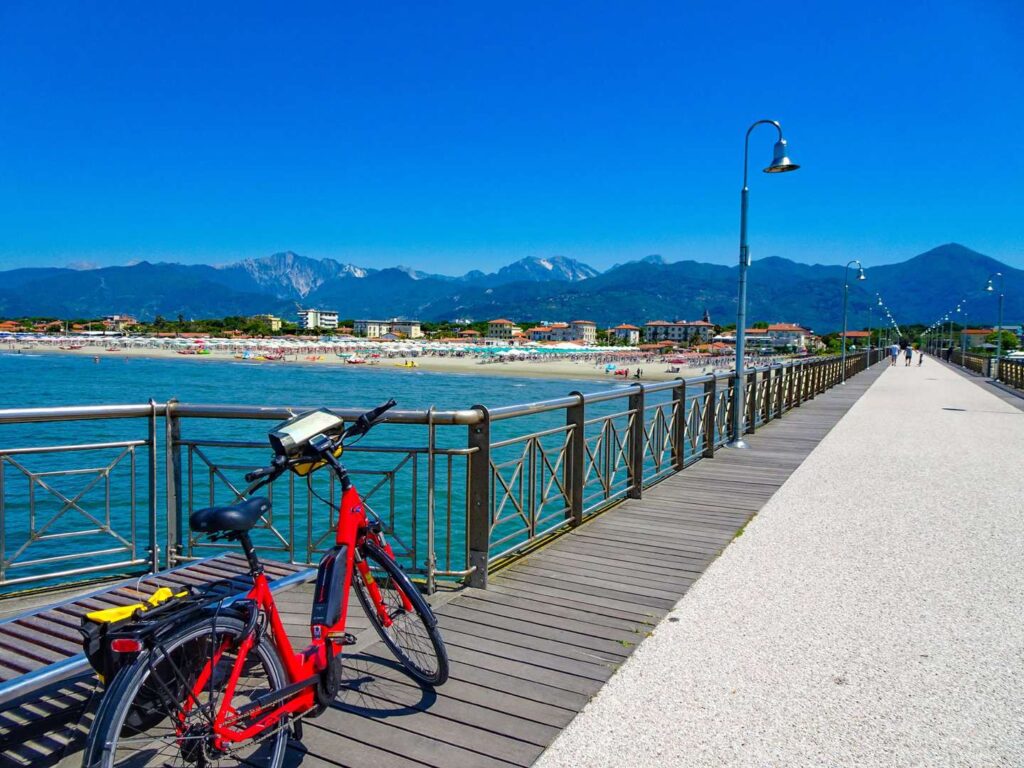 Radreise Italien Pisa Cinque Terre Fahrrad auf Strandpromenade