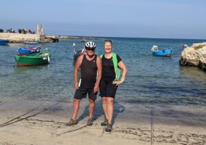 Reiseleiter Dominik Kegel am Strand von San Vito in der Provinz Bari