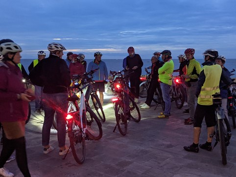 Radreise Italien Apulien - Sonnenuntergang in Gallipoli mit Radfahrer