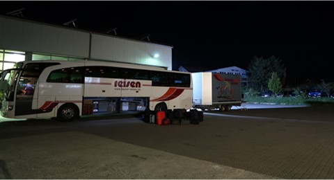 Launer Reisen Fernreisebus mit Radanhänger Koffer werden geladen bei Abfahrt