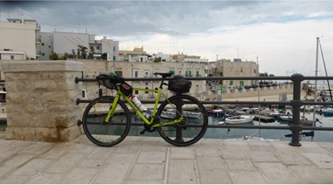 Radreise Apulien Italien - Barletta Fahrrad vor dem Hafen