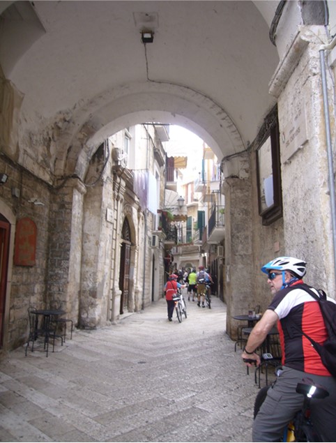 Apulien Italien Bari - kleine Gassen mit Radfahrer