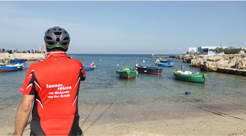 Apulien Italien - Polignano und Monoli Fahrradfahrer vor dem Hafen