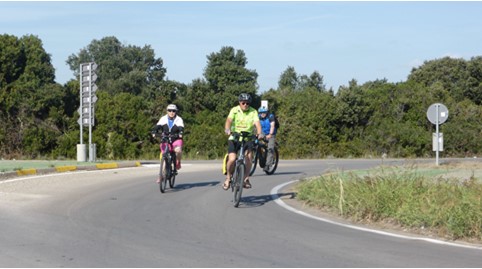 Radreise Italien Apulien - Radfahrer fahren auf Radstrecke bis Taranto