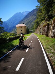 Fahrradfahrer alleine auf einer Straße