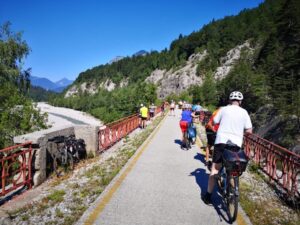 Fahrradfahrer auf einer Straße in den Bergen