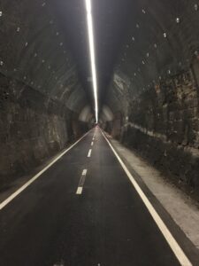 Lange Straße durch einen Tunnel