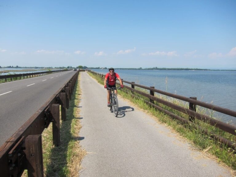 Fahrradfahrer auf einem Radweg am Wasser