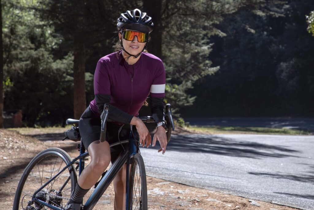 Frau auf Fahrrad mit Helm und Brille