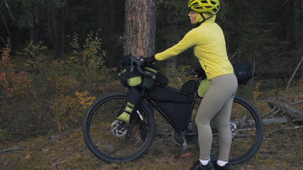 Frau neben einem bepackten Fahrrad