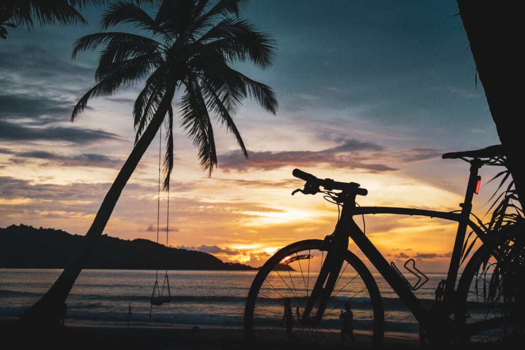 Radreise Phuket und Malaysia bis nach Singapur Fahrrad am Strand