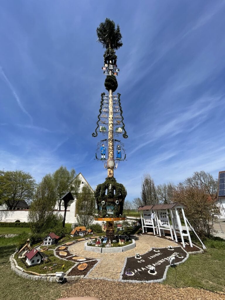 Der Maibaum von Unterschneidheim hat schon etwas besonderes!