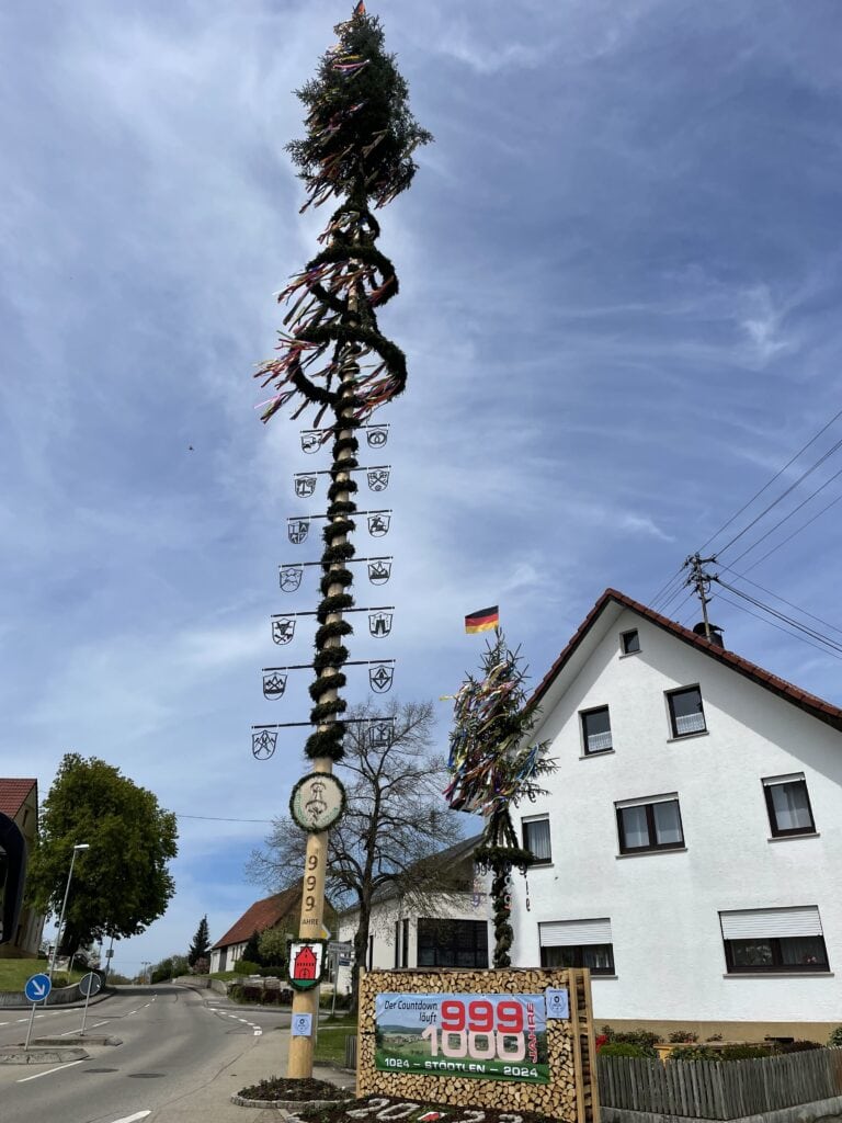 Der Maibaum der Gemeinde Stödtlen, welche nächstes Jahr ihr tausendjähriges Jubiläum feiert