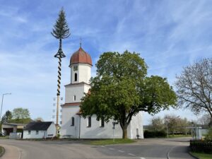 Birkenzell bei Stödtlen mit Maibaum und der schönen Marienkapelle