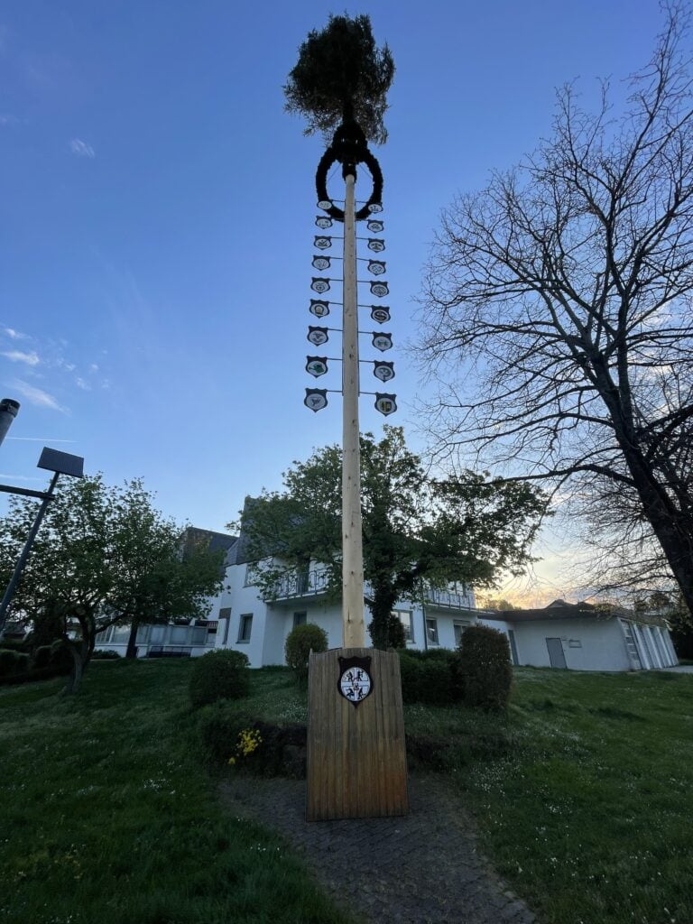 Der Maibaum der Gemeinde Tannhausen bei Ellwangen/Jagst.