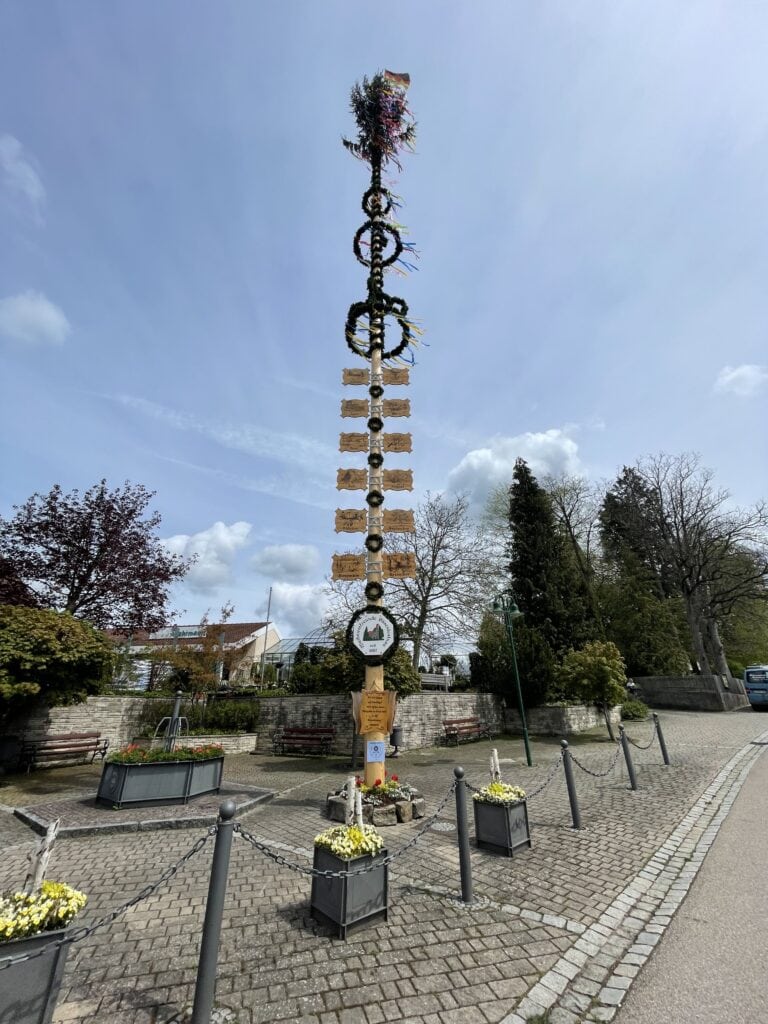 Der Maibaum der Maibaumfeunde von Bösenlustnau, die es bereits seit 1987 gibt.