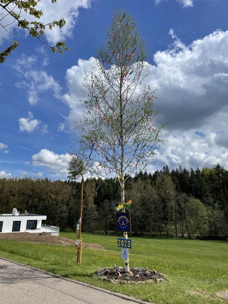 Und natürlich darf man die "Perle von Wört" - Konradsbronn mit ihrem Maibaum nicht vergessen.