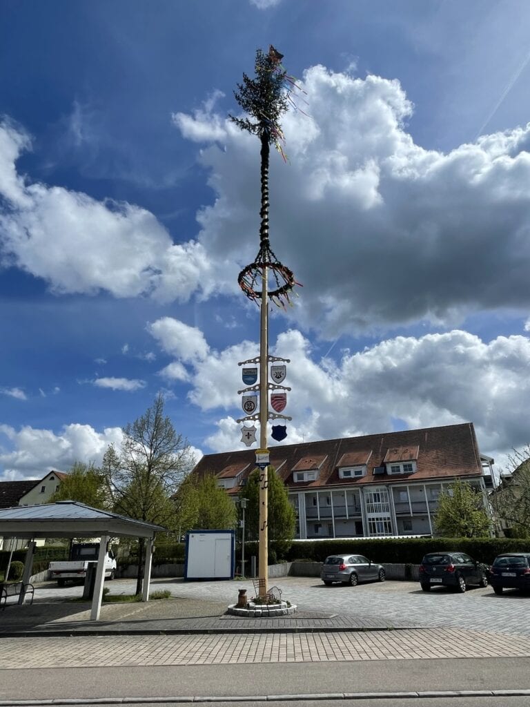 Der Maibaum der Gemeinde Wört - aufgestellt in diesem Jahr von der Concordia Wört. Toll - das unser Vereinsleben auch noch alte Traditionen unterstützt! Danke liebe Concordianer!