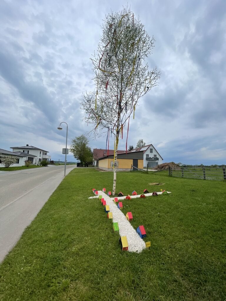 Neben den großen Maibaum von Dambach, hat man gleichzeitig einen kleinen Baum aufgestellt