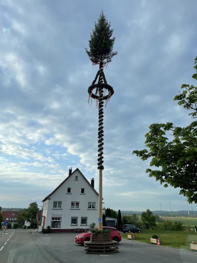 Maibaum von Hohenberg bei Rosenberg im Ostalbkreis