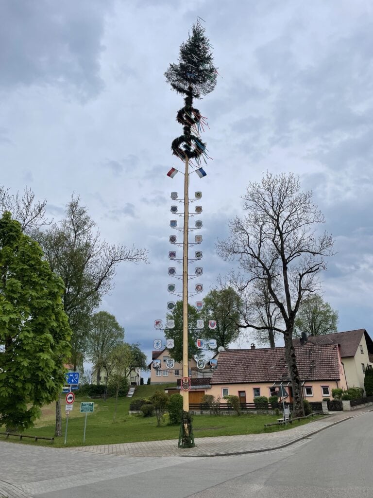 Der Maibaum von Wilburgstetten in Mittelfranken