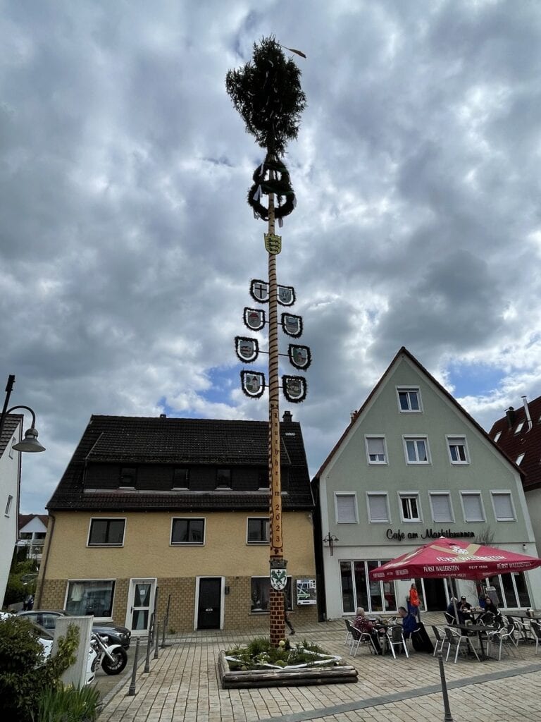 Maibaum von Lauchheim im Ostalbkreis.