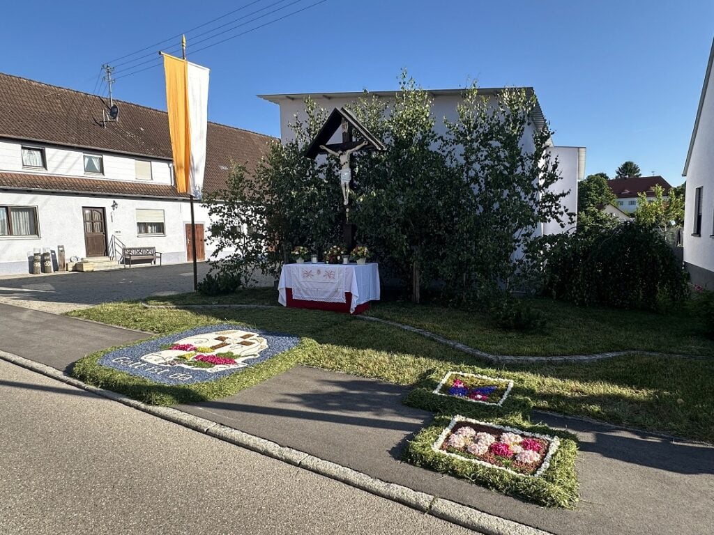Fronleichnamsaltar und Blumenteppich in Wört