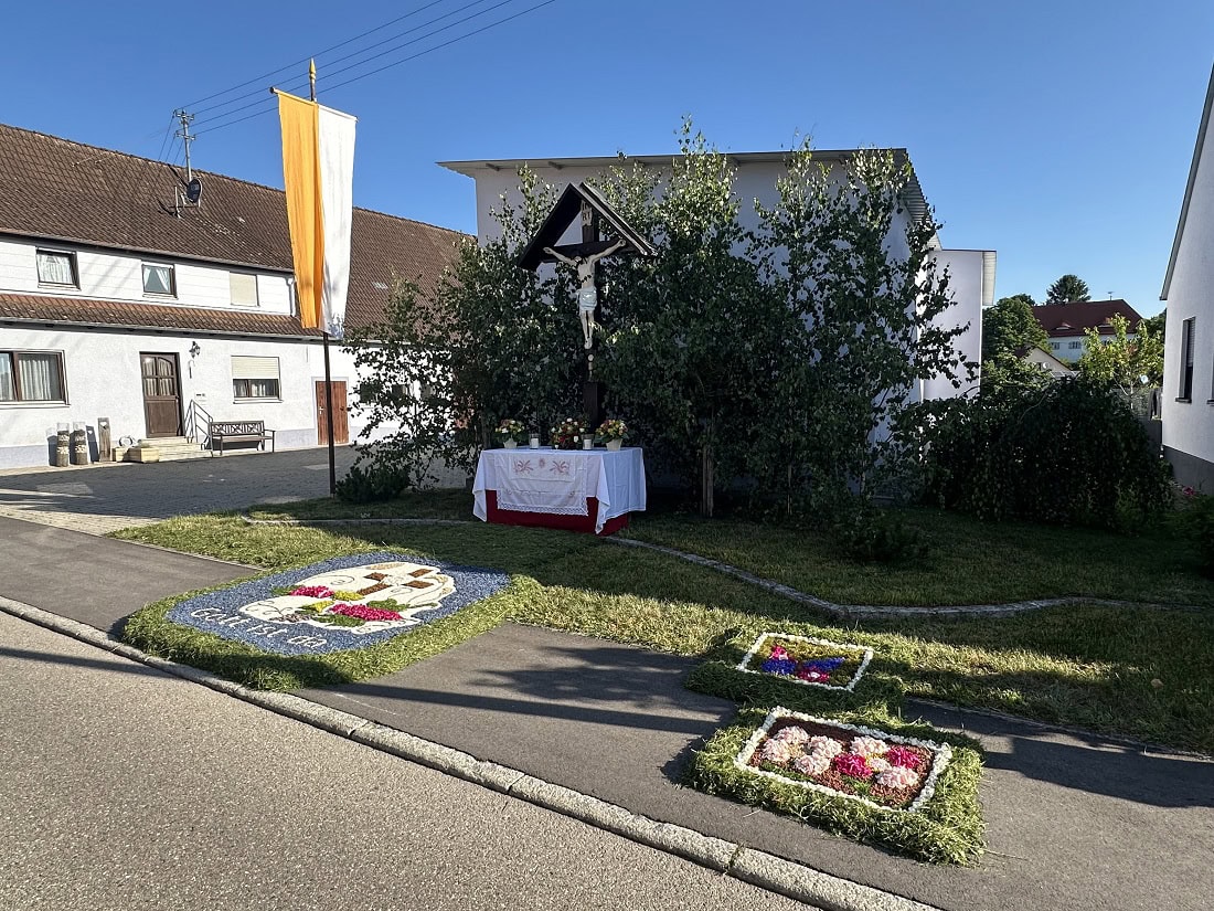 Fronleichnamsaltar und Blumenteppich in Wört